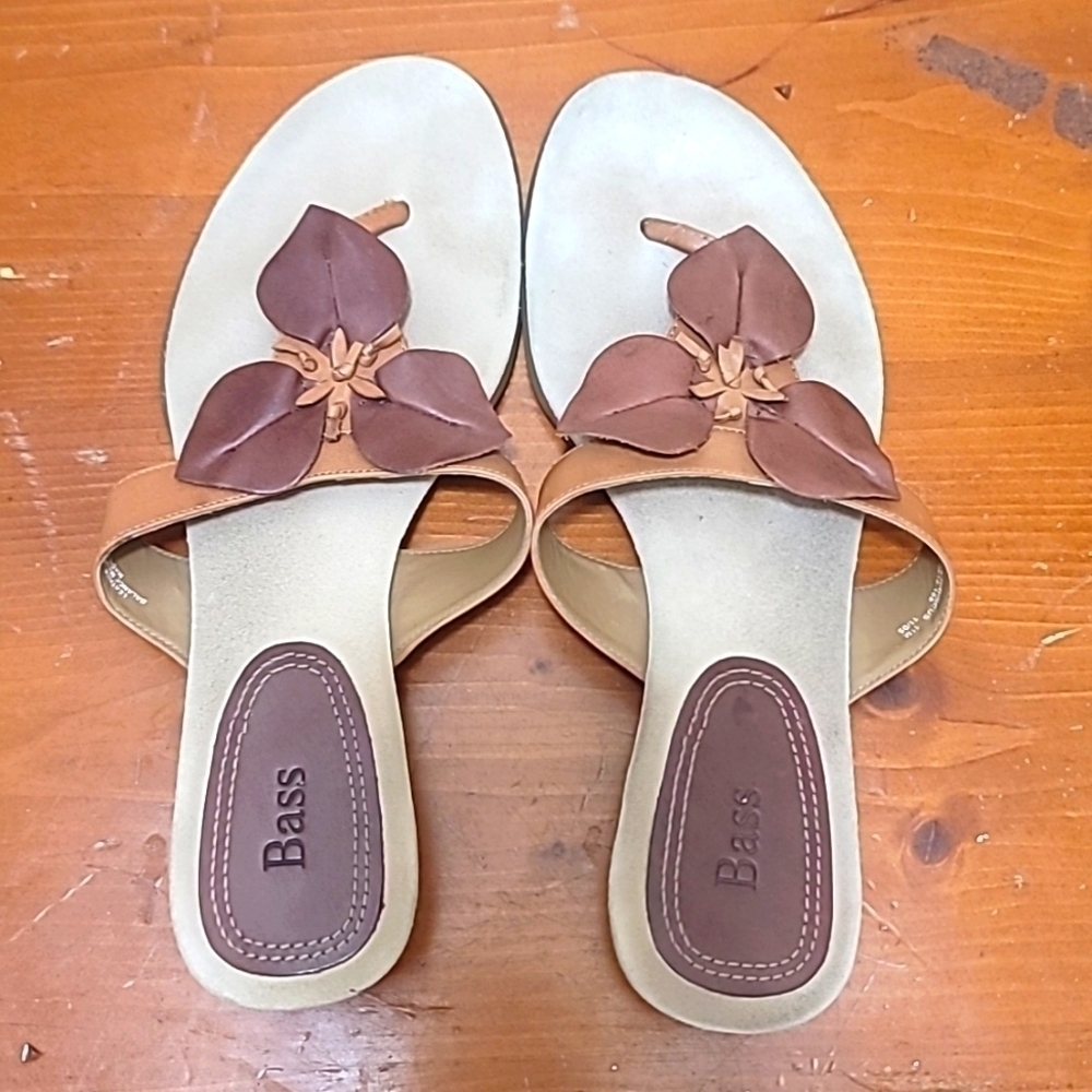 Bass Hibiscus Sandals Women's 11M‎ Brown Leather Floral Thong Kitten Heel Beach